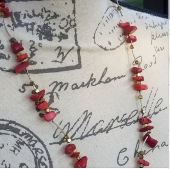 VINTAGE RED CORAL WITH SILVERTONE & GOLDTONE BEAD DETAIL LIGHTWEIGHT NECKLACE - Picture 4 of 5